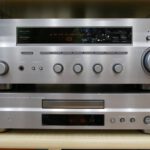 Hier ist ein Yamaha-Stereo-Vollverstärker für den Betrieb des zweiten Monitorpaars im Tonstudio zu sehen.