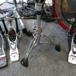 Auf dem Bild sieht man die Doppelfußmaschine Pearl Eliminator P2002C und das Hi-Hat-Stativ DW 5500TD im Aufbau am Schlagzeug.