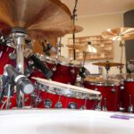 Auf diesem Foto siehst du das In-House-Tonstudio-Drumset samt Mikrofonierung im Profil.
