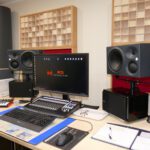 Hier siehst du den Abhörplatz für Mixing und Mastering im Red Carpet Studio inklusive Tonstudio-Peripherie.