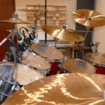 Hier ist ein Detailfoto der Toms und Mikrofone am Drumset zu sehen.