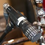 Snare Mikrofon Audix i5. Hier siehst du das dynamische Mikrofon Audix i5 als Stützmikrofon an einer Snare Drum bei Drum Recording im Studio.