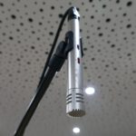 Zu sehen ist hier der Tonstudio-Klassiker AKG C451B, ein Kleinmembran-Kondensatormikrofon. Es kommt auch im Red Carpet Studio regelmäßig bei der Instrumentenabnahme zum Einsatz.