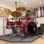 In-House-Drumset des Tonstudios. Hier siehst du das hauseigene DW Performance Drumkit im Recording-Aufbau im Red Carpet Studio.