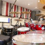 In-House-Drumset des Tonstudios. Zu sehen ist eine Rückansicht des mikrofonierten DW Performance Drumkits im Red Carpet Studio.