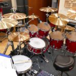 In-House-Drumset des Tonstudios. Zu sehen ist ein schräger Überblick des mikrofonierten DW Performance Drumkits im Red Carpet Studio.