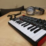 Close-Up eines MIDI-Keyboards am Arbeitsplatz im Tonstudio. Im Hintergrund siehst du zusätzlich einen Studio-Kopfhörer auf dem Tisch.