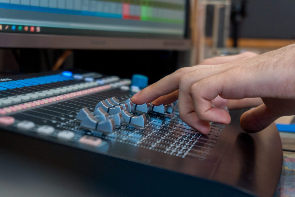 Mixing am Presonus Faderport 16 im Studio. Ein DAW-Controller im Einsatz als Hilfsmittel beim Mixen von Songs.