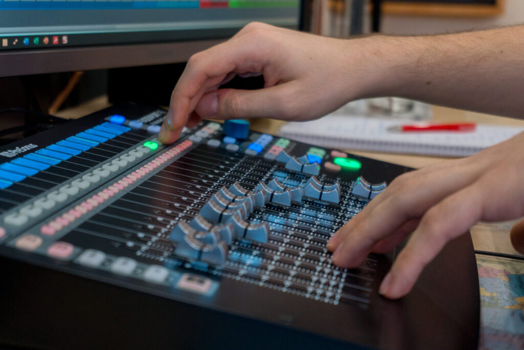 Mixing am Presonus Faderport 16 im Studio. Ein DAW-Controller im Einsatz als Hilfsmittel beim Mixen von Songs.