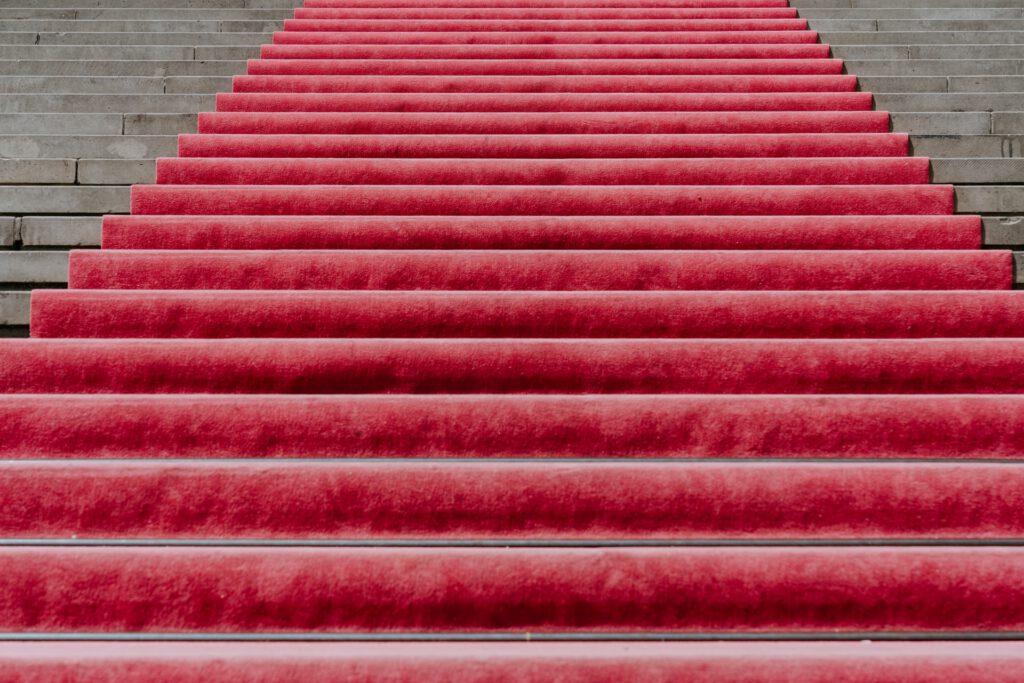 Roter Teppich auf aufsteigenden Treppenstufen. Symbolbild für den Weg zum perfekten Mix