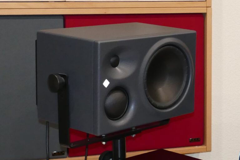 Neumann KH 310 Studiomonitor vor Schallabsorbern im Red Carpet Studio.